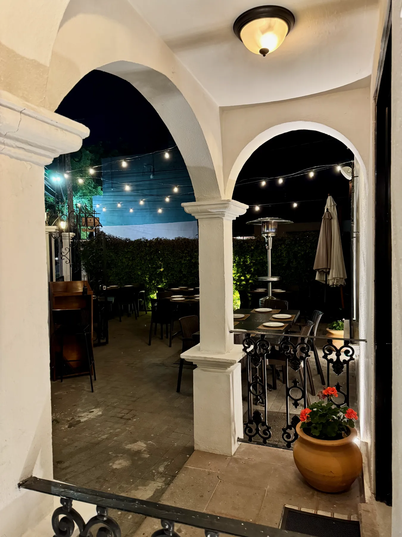 Arcos de la entrada con vista a la terraza