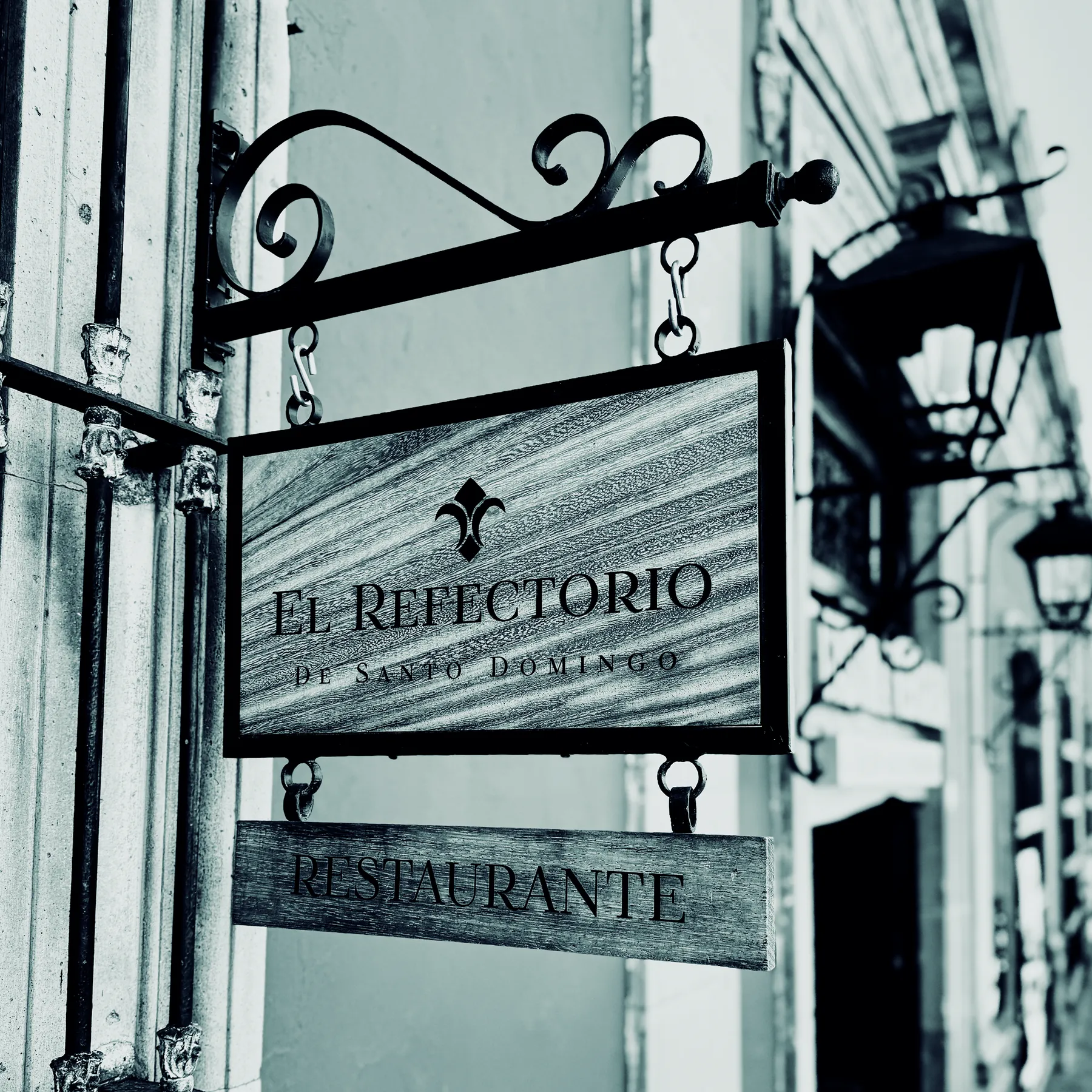 Letrero de hierro forjado de El Refectorio