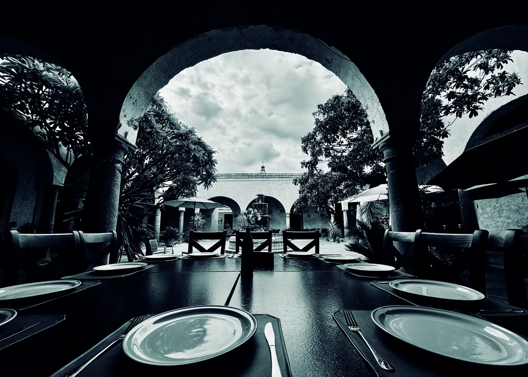Mesa bajo los arcos del patio de la Casona Vergara