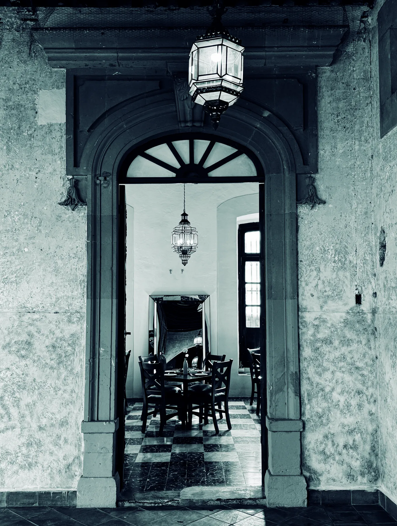 Portón de cantera con vista al comedor