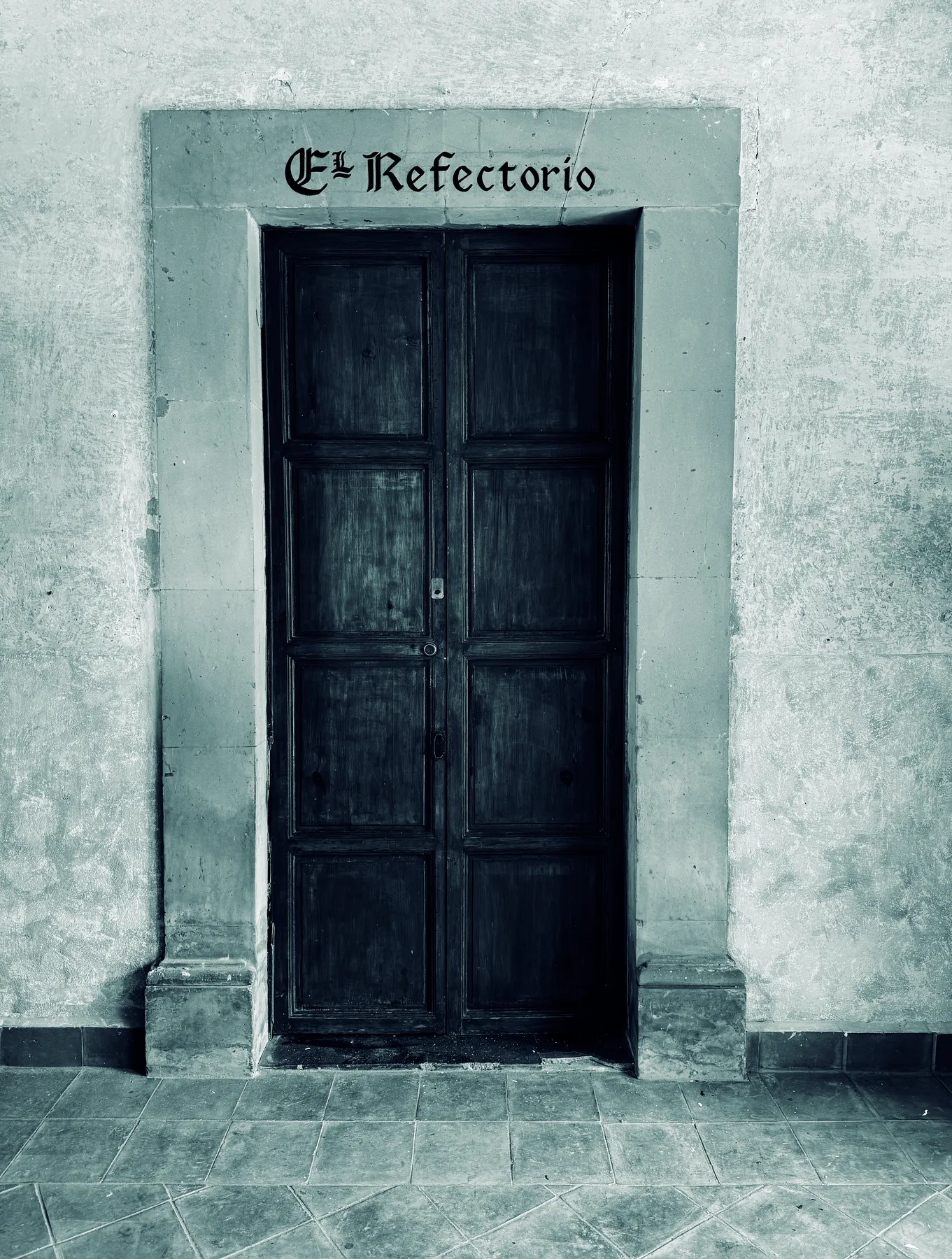 Puerta de madera con el nombre El Refectorio