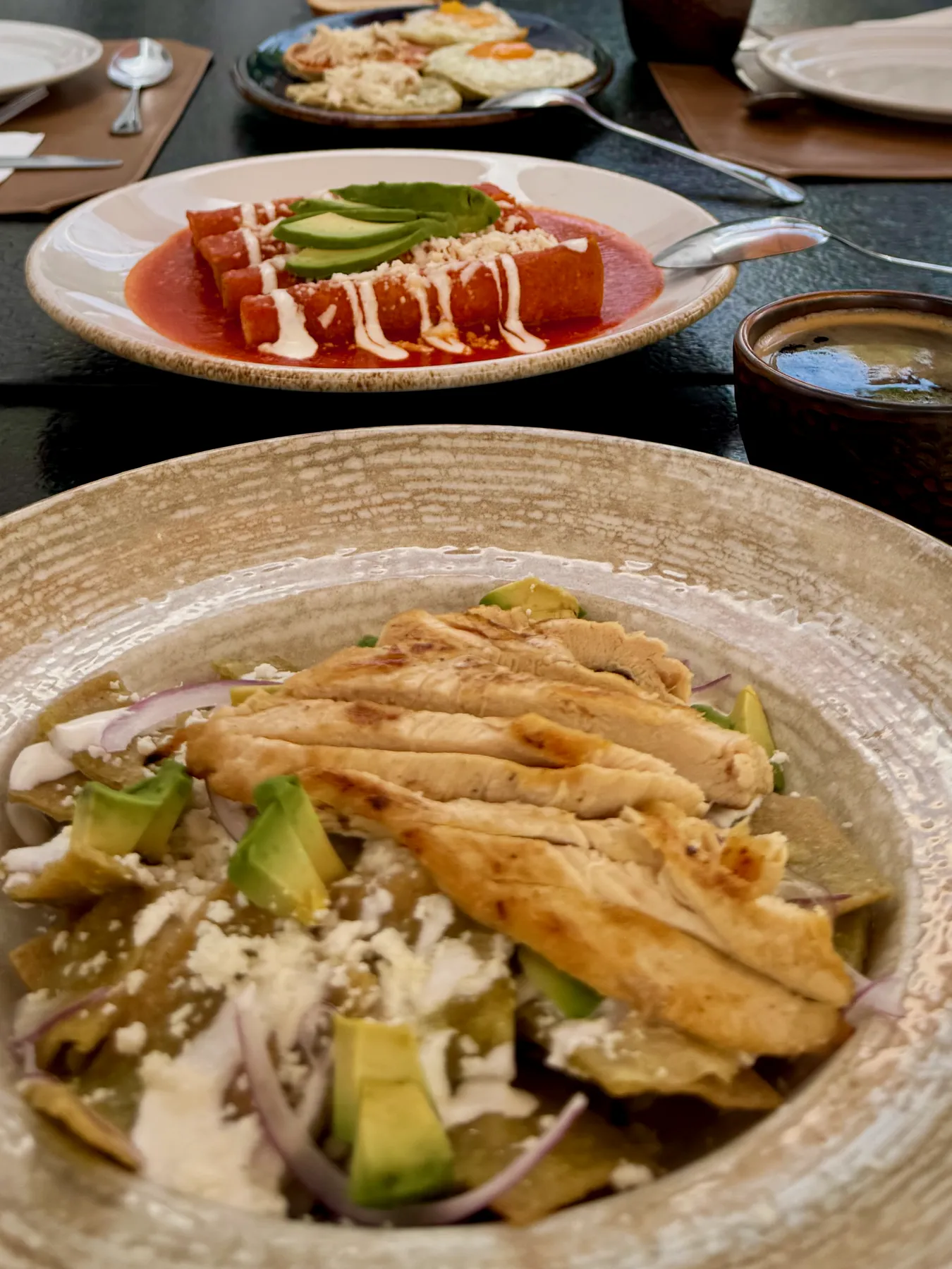 Chilaquiles verdes con pollo y enchiladas rojas
